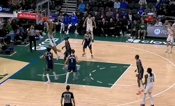 完美世界对战平台-吉昂径直杀入禁区双手暴扣，还剩3分钟雄鹿领先独行侠26分